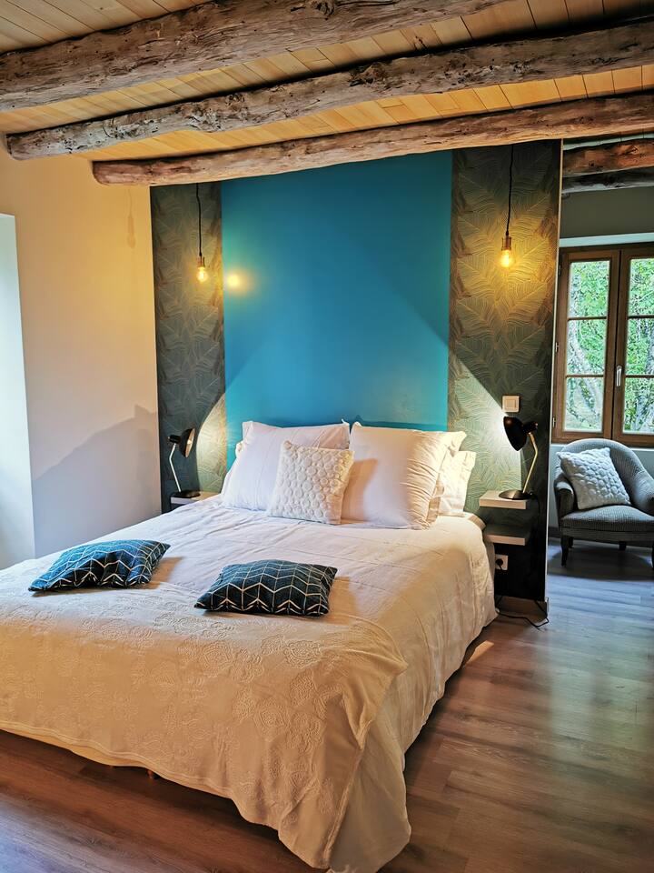 الغرفة 1 المعروفة باسم الوالد
غرفة دخول مباشر إلى الحمام مع غرفة ملابس كبيرة.
سريران فرديان قابلان للتجميع ووحدات نمطية في سرير واحد 160