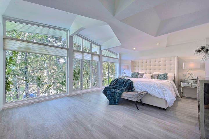 Luxury Villa with Pool & Private Dockside Charm gallery image 4