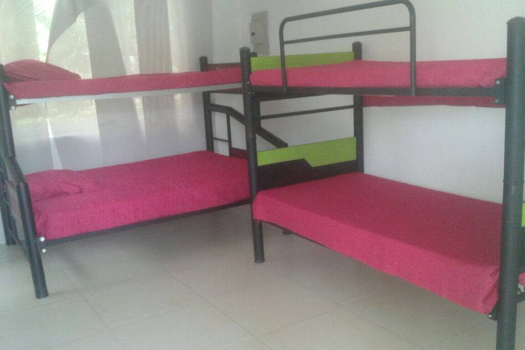 Cuartos con camarotes dos camarotes en cada cuarto con su respectivo baño