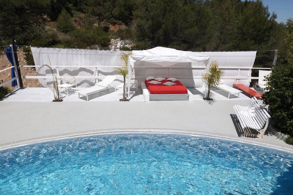 Cama de piscina y sillas * Pool bed and chairs * Poolbett und Liegen