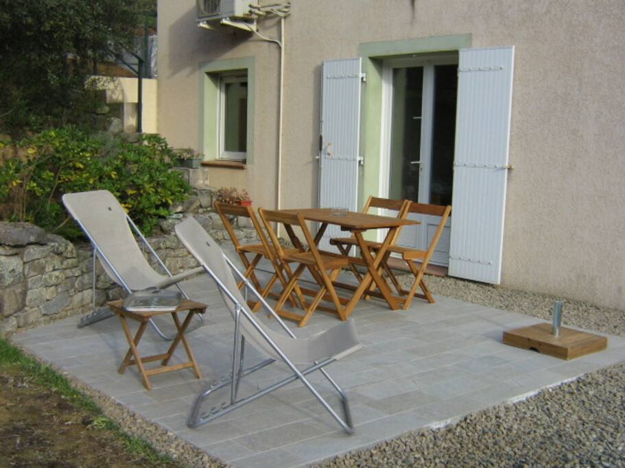Terrasse, porte entrée du salon et fenêtre de la chambre