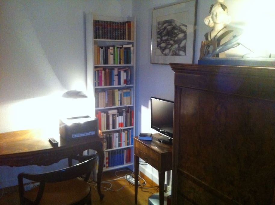 Aufenthaltsraum mit TV und Büchern