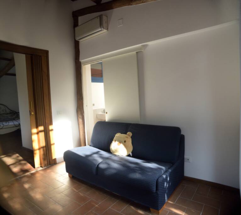 Vista soggiorno con divano letto