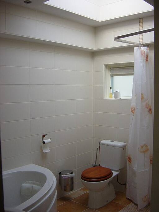Douchen, badderen, u doet het in onze riante badkamer.