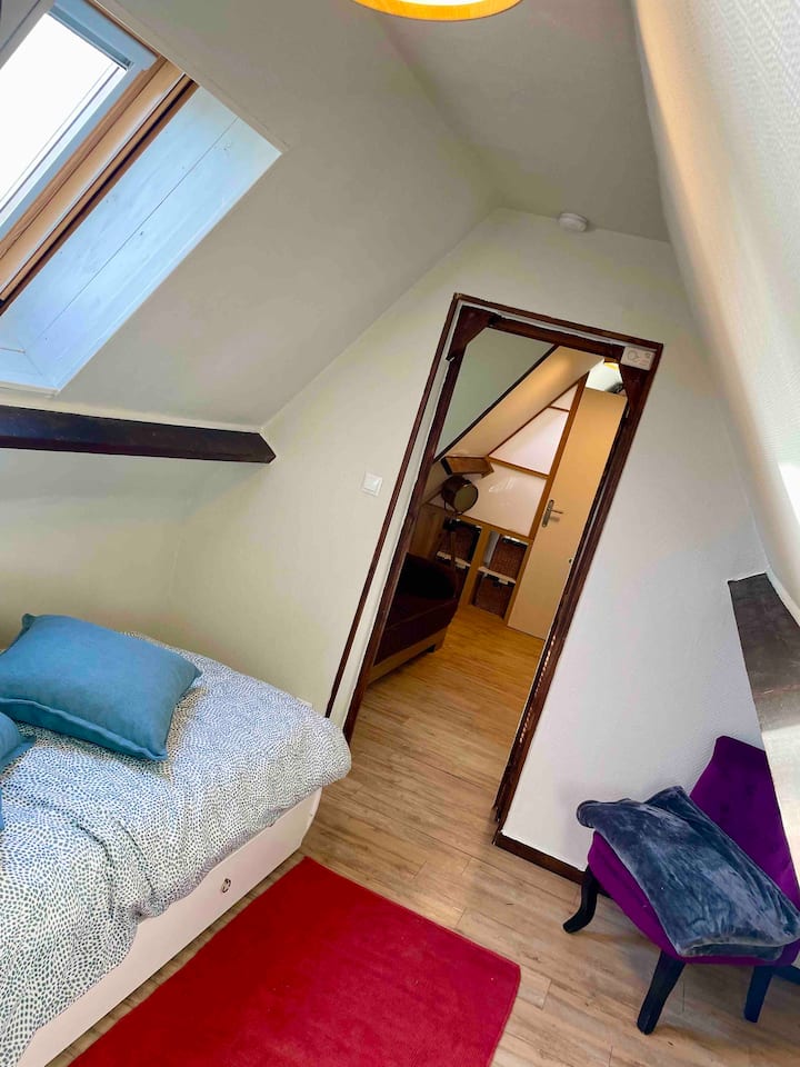 Srednja spavaća soba na 1. katu s 2 odvojena kreveta 