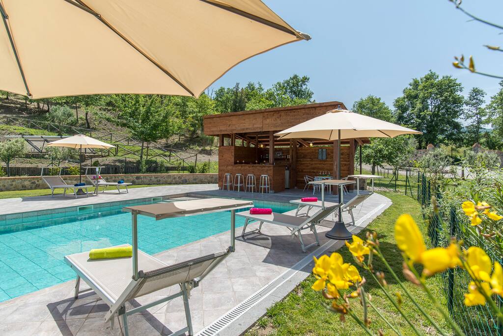 Il bar con frigo e freezer.
La cabina doccia con acqua calda.