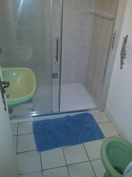 Salle d'eau, wc,lavabo et douche
