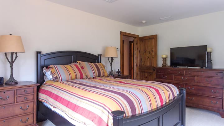 Საძინებელი №5. Queen საწოლი, ტელევიზორი. მეორე სართული.