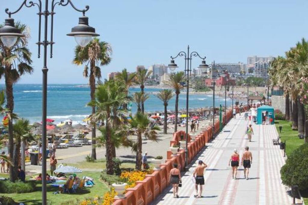 El paseo que pasa al pie del edificio y va a lo largo de toda la ciudad de Torremolinos
The walking paseo just at your feet of the building and all along the city of Torremolinos