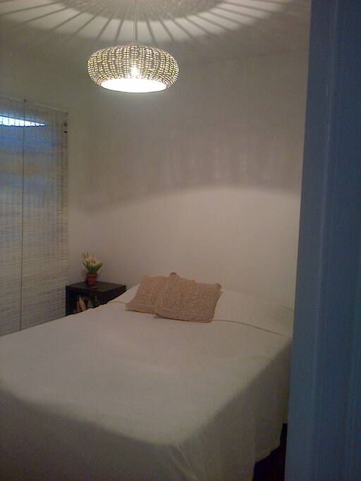 Dormitorio c/ somier 2 plazas. Amplias ventanas
