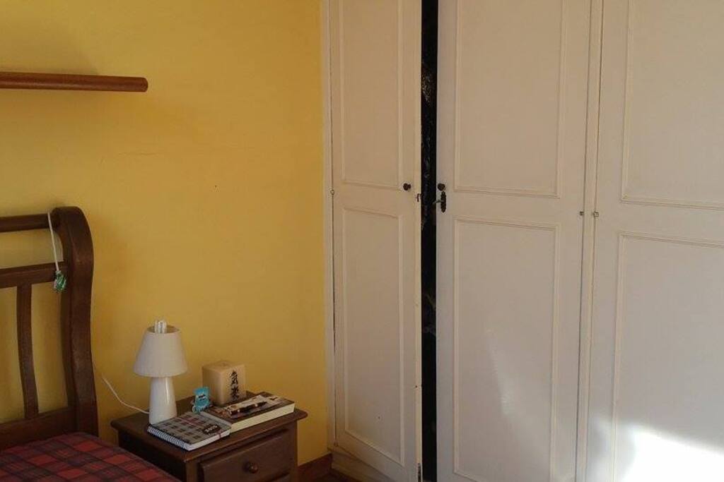 Quarto com Armarios