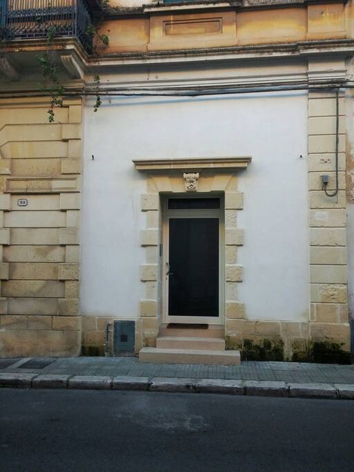 Ingresso appartamento, via Ferrante Caracciolo 10