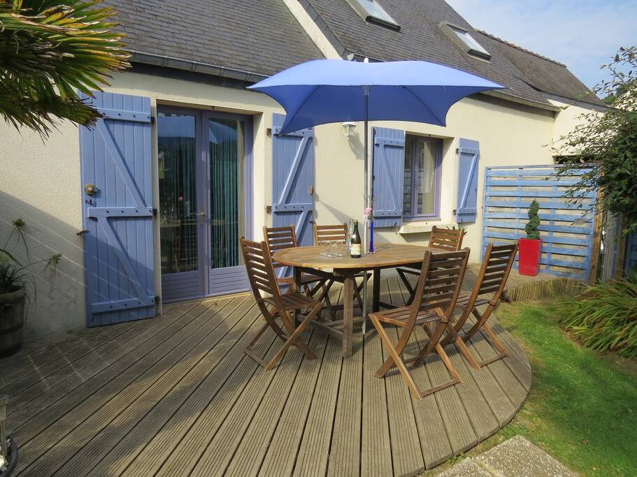 Terrasse en bois avec salon de jardin en teck et barbecue
