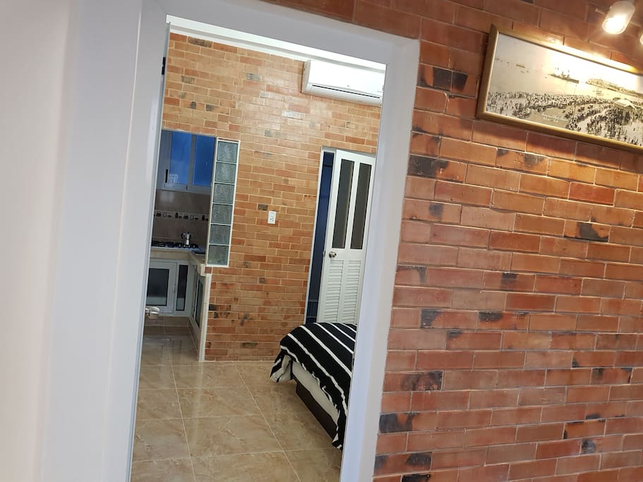 se muestra desde parte de la sala el cuarto y la cocina
