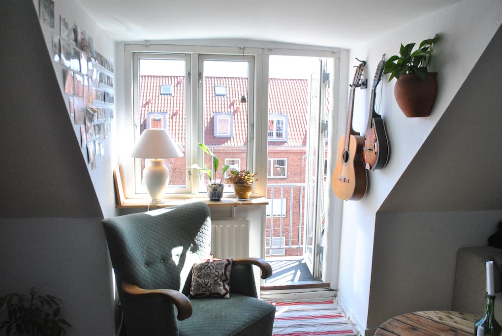 Living room with small balcony / stue med lille altan