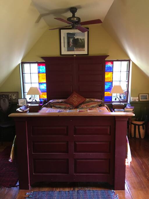 Guest room with queen size bed