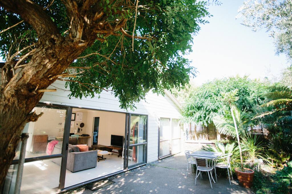 Open flow from indoor to out. Sheltered courtyard perfect for breakfast and lunch outside.