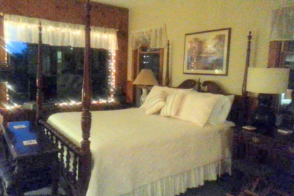 Your 4 poster Queen bed.