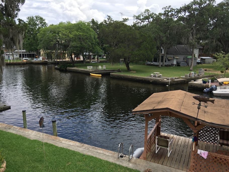 The House is located on the main Weeki Wachee River with great access to the springs and to the bay.