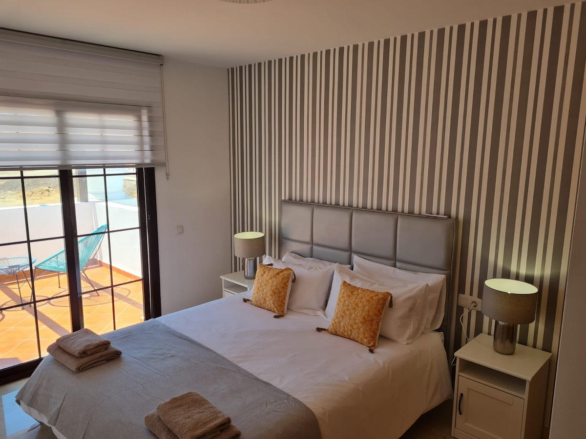 ห้องนอนใหญ่พร้อมระเบียงส่วนตัว