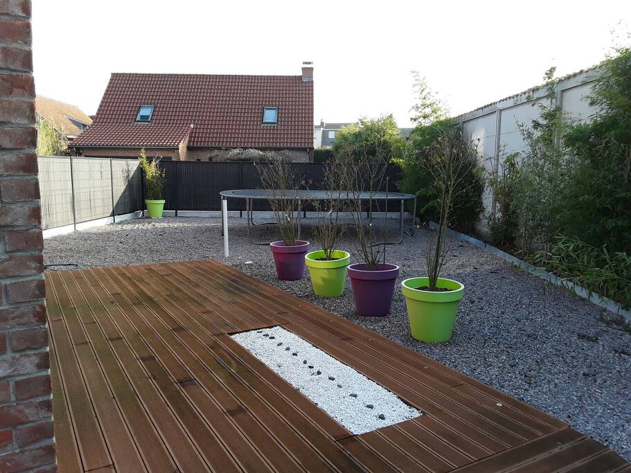 la terrasse et vue de la chambre