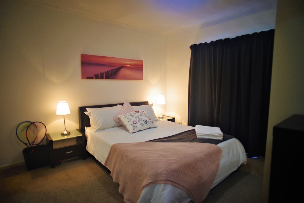 Glavna spavaća soba - udoban bračni krevet, privatan apartman, ugradbeni ogrtači, pristup privatnom balkonu