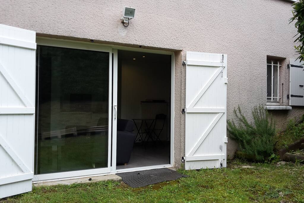 Le studio est situé à l'étage -1 de ma maison et est entièrement indépendant.