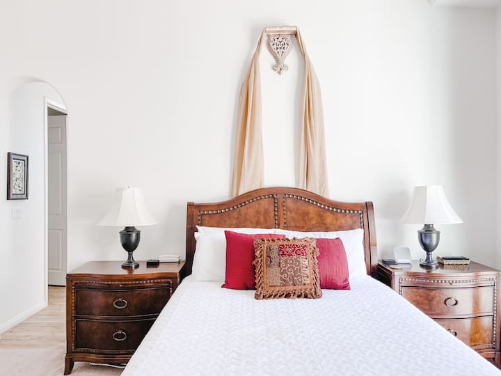 Прекрасната примарна спална соба има многу удобен брачен кревет со удобен душек, постелнина со мек квалитет и посебен избор на перници за уживање!