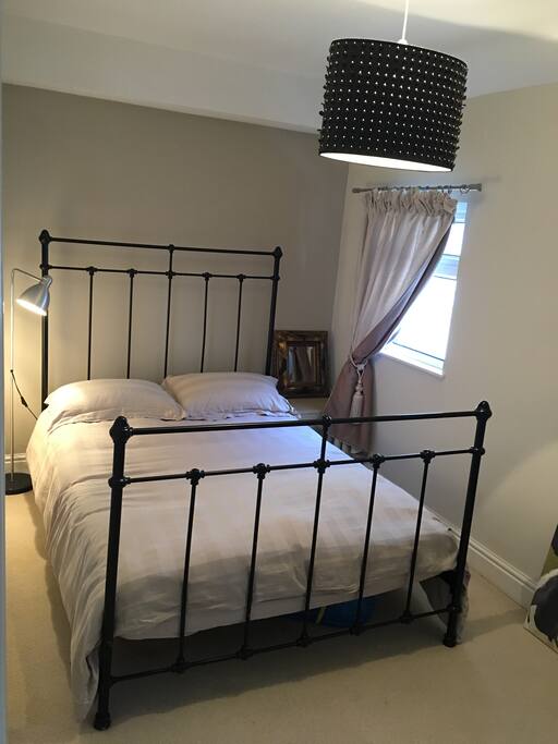 Double bedroom (next to shared bathroom)