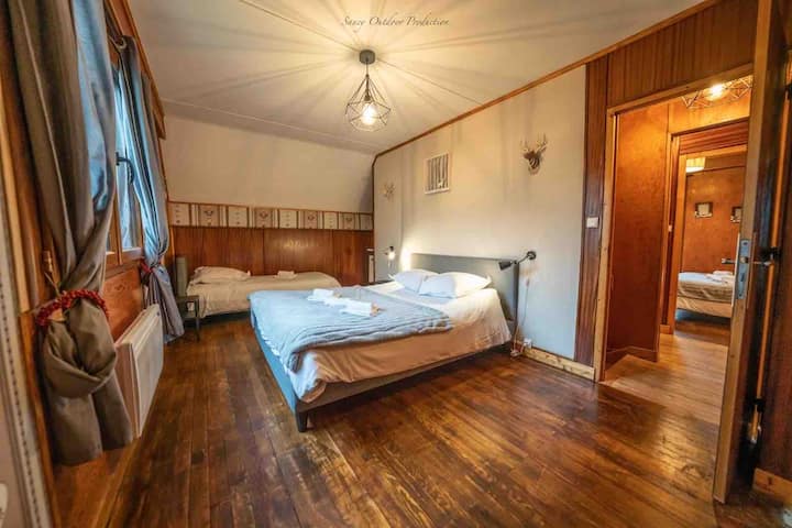 1 er étage chambre avec lit 160x200 et lit 90x190 . Coin lavabo
