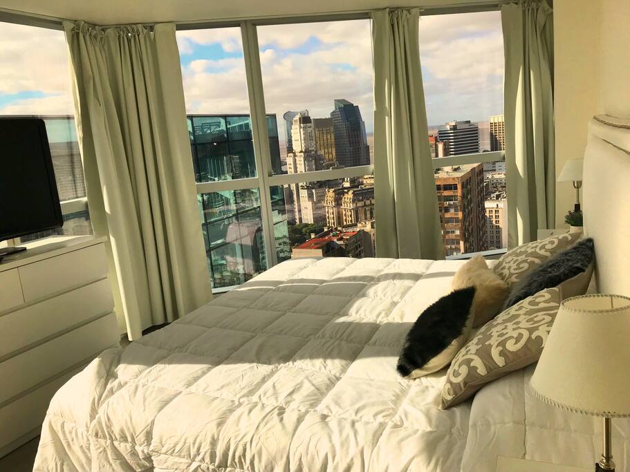 Bedroom with king size bed