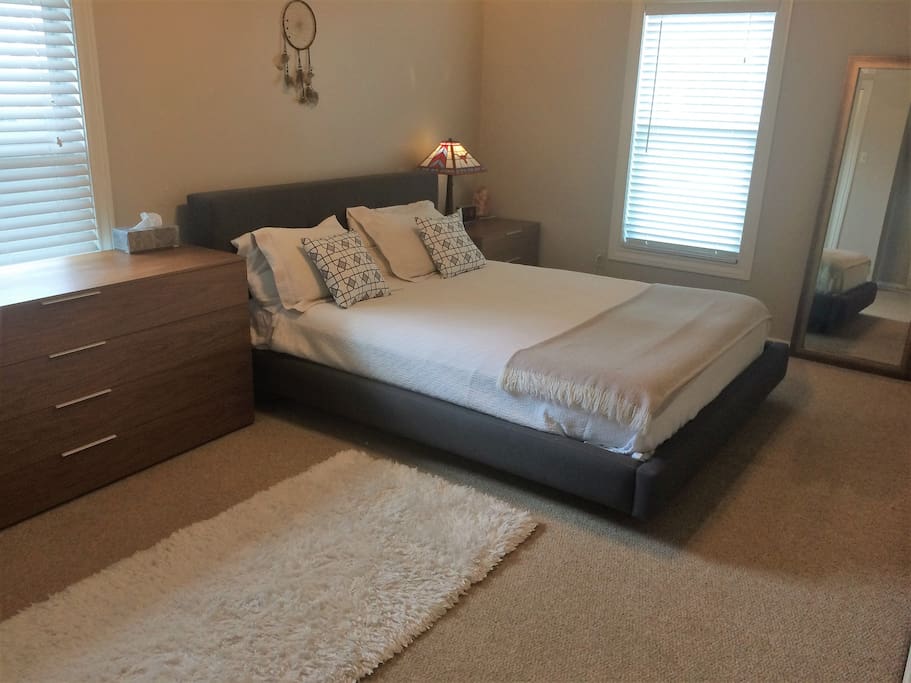Spacious Master bedroom with brand new Queen mattress