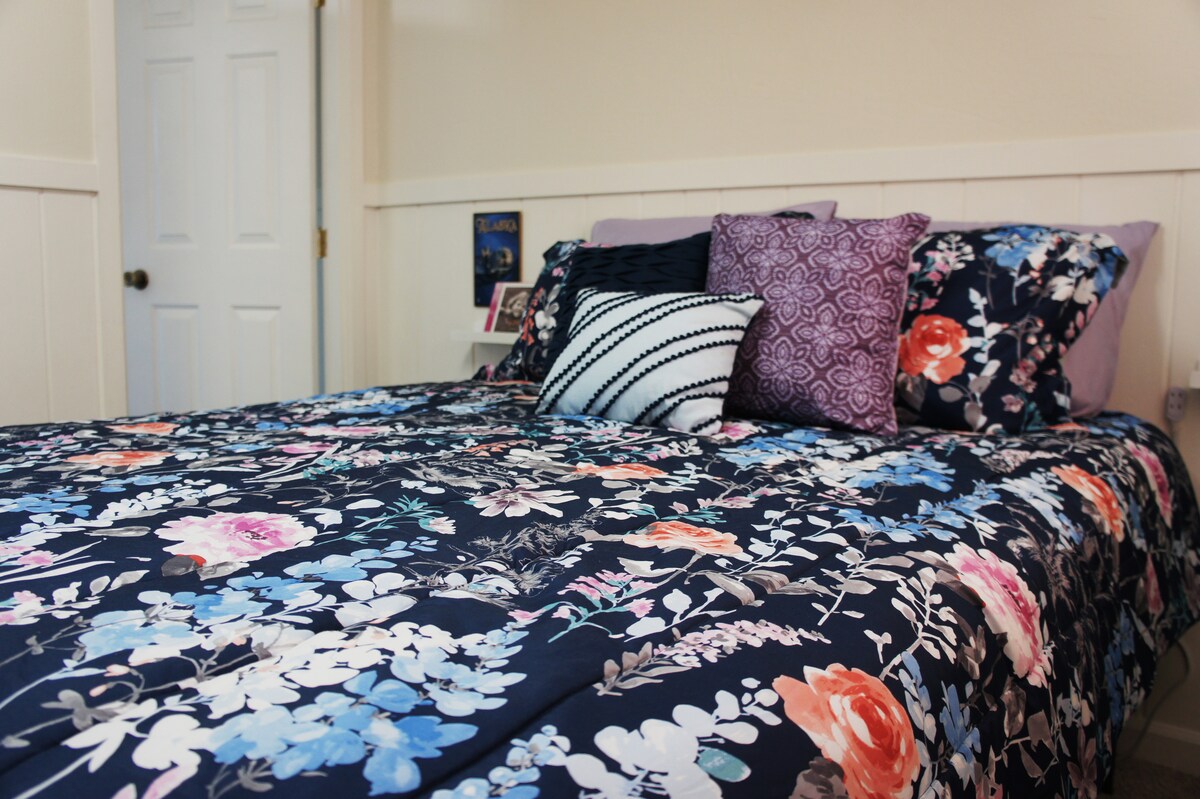 Kitanda cha ukubwa wa malkia kilicho na godoro juu ya mto. Matandiko yote yana vifuniko vya kujikinga kwa ajili ya ulinzi wako!