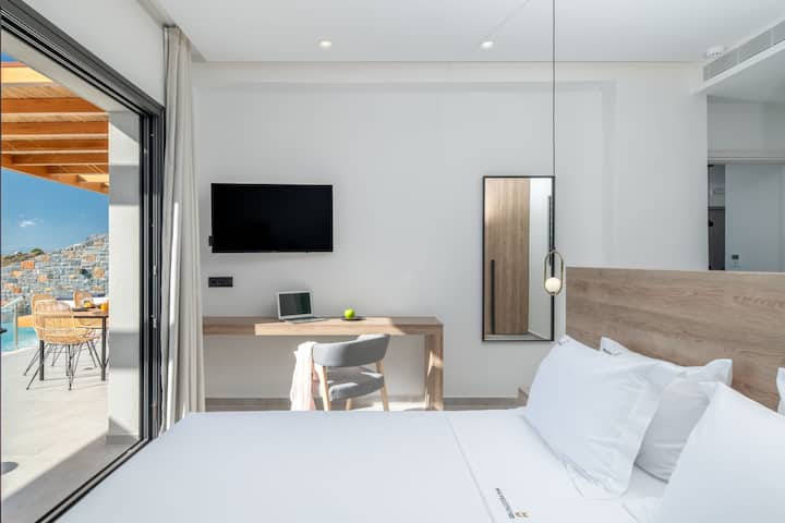 Two bedrooms with a king size bed (1,60 X 2,00), 50’’ HDTV and en-suite bathroom