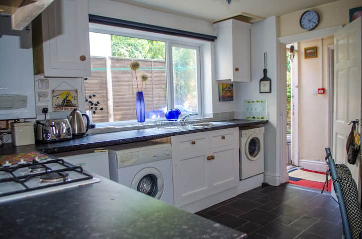 DOUBLE White Victorian Decorated Room With SINK
