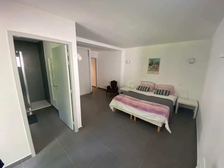 Spálňa 3 s WC, šatníkom, 1 manželskou posteľou, detskou postieľkou