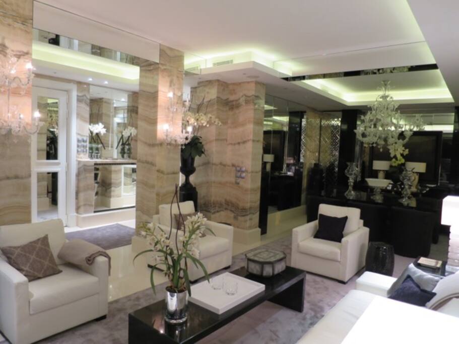 Salon, Réception