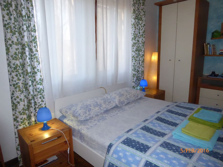 Particolare letto camera azzurra