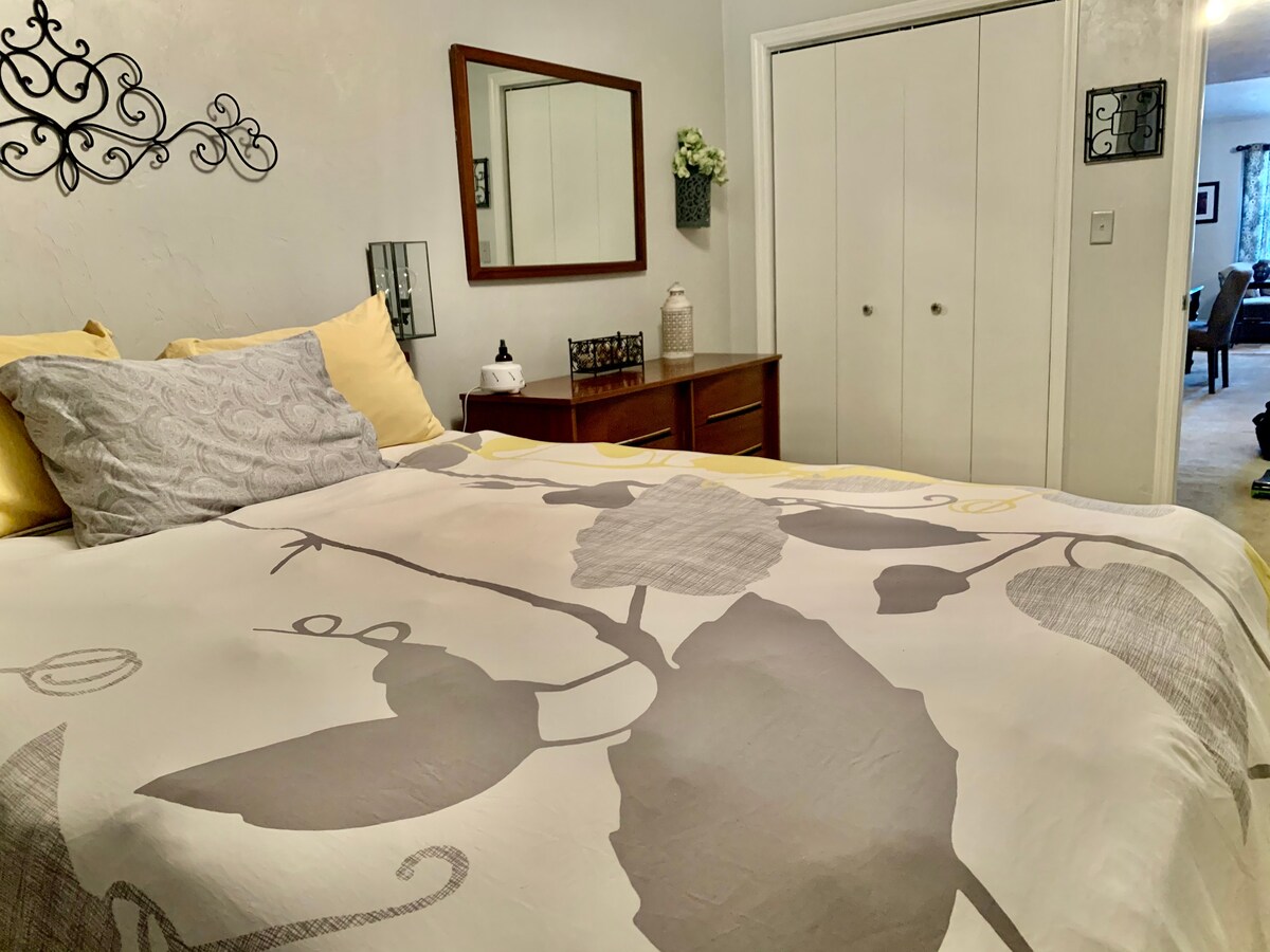 غرفة نوم تضم سرير كوين