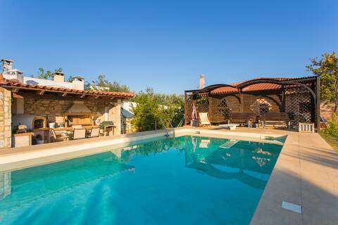 Pool Villa  near to airport/ Free car available