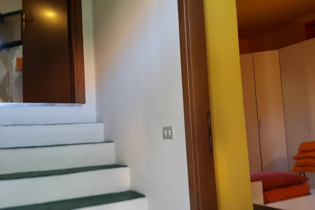 Panoramica Kalimera Room e bagno sulle scale interne