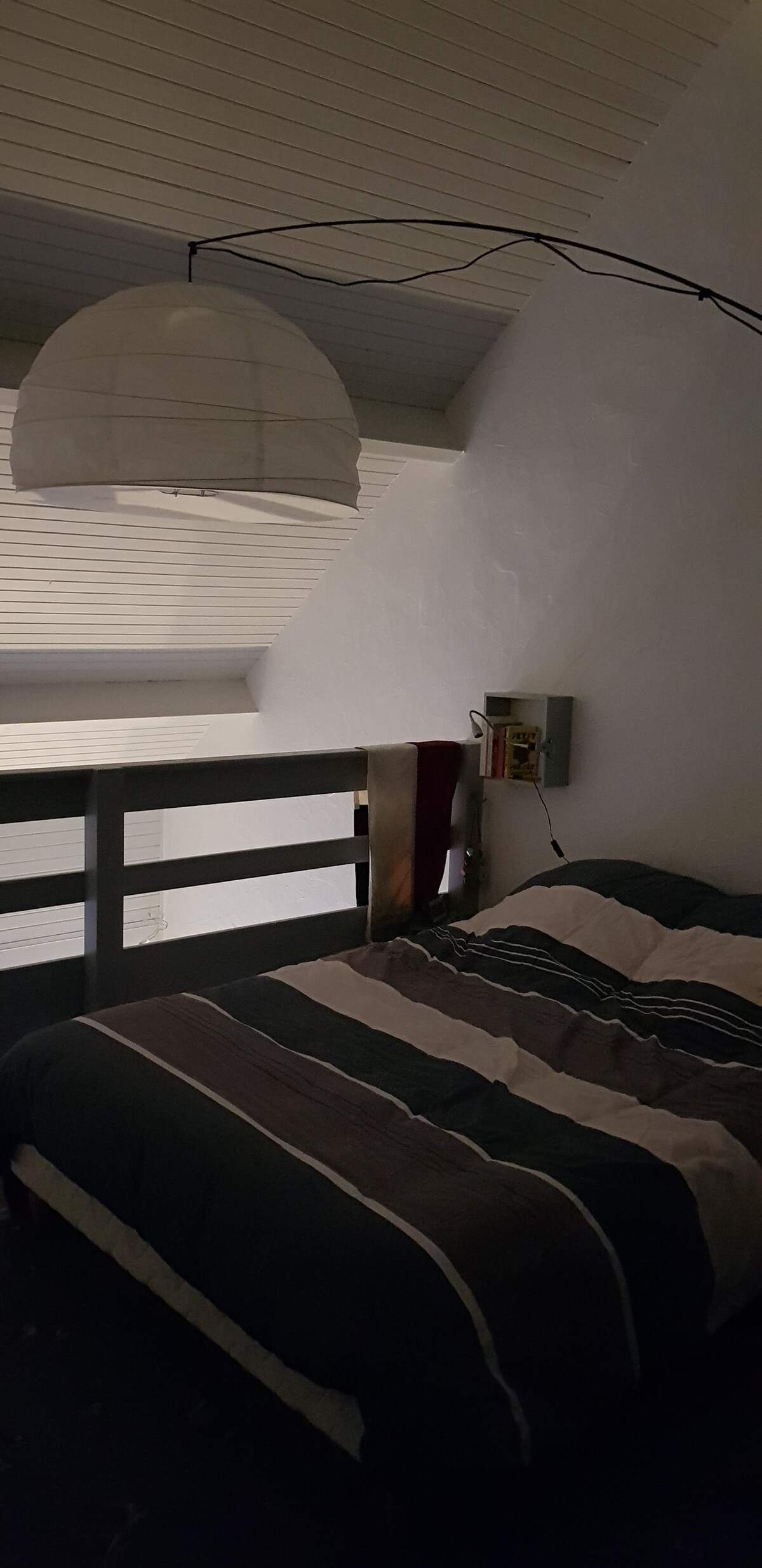 宽敞的夹层卧室 