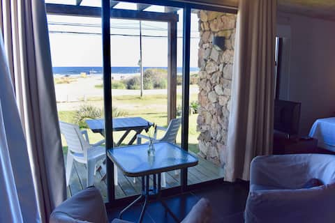 Anuncio de Airbnb popular: Beachfront, beautiful - ground level - apart en La Paloma