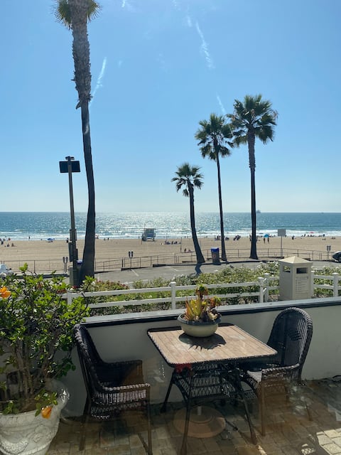 Successful Airbnb property: Manhattan Beach Beachfront Charming On The Strand in Manhattan Beach