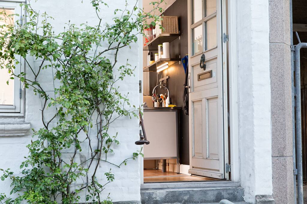 Centralt i Øgaderne med fem minutter til Store Torv eller byens bedste legeplads "Børnes Jord".
You are a five minutes walk from the main square or the best playground in the city "Børnes Jord"