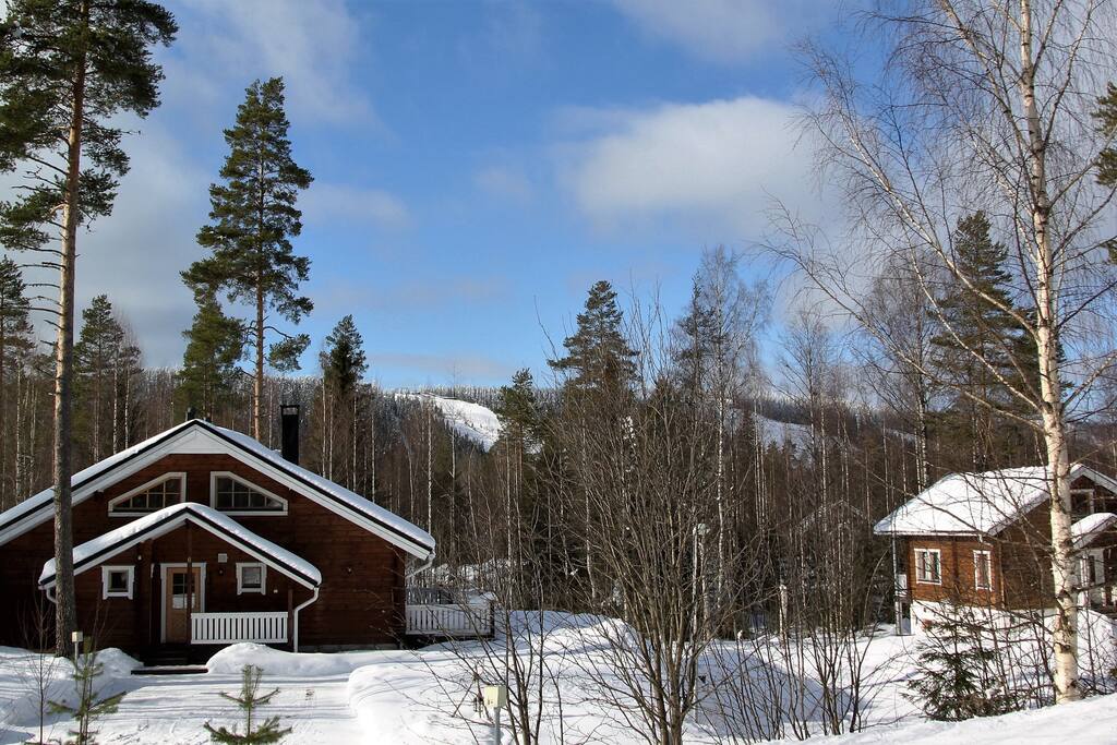 Rauhallinen sijainti lähellä rinteitä (n. 1,5 km) ja Tahkon keskustaa (n. 1 km)