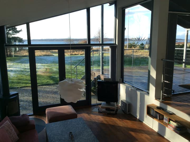 บ้านหลังนี้ได้รับการออกแบบทางสถาปัตยกรรมด้วยระดับออฟเซ็ตและมีเตียงคู่ที่ซ่อนอยู่ในห้องนั่งเล่น