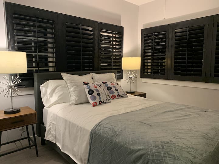 חדר שינה אחורי עם מיטת קווין סייז