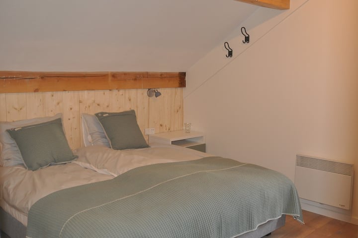 Slaapkamer 4 - ruime kamer met tweepersoonsbed