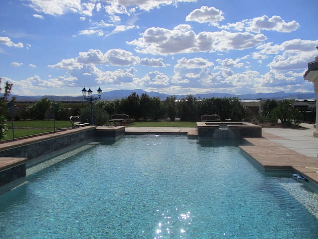 Pool/Tennis/Pickle Ball/10 Min to Strip